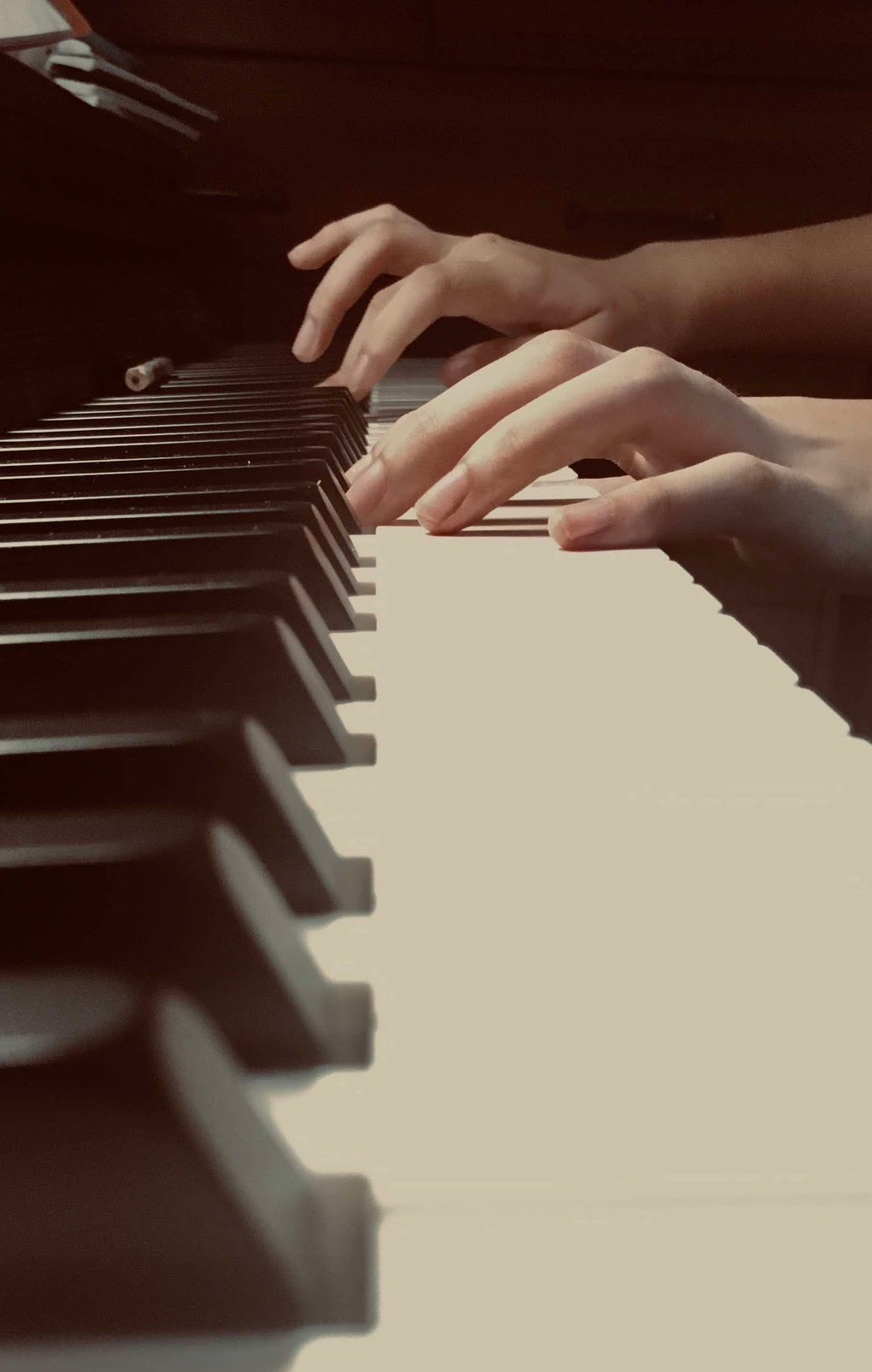 彈鋼琴的雙手